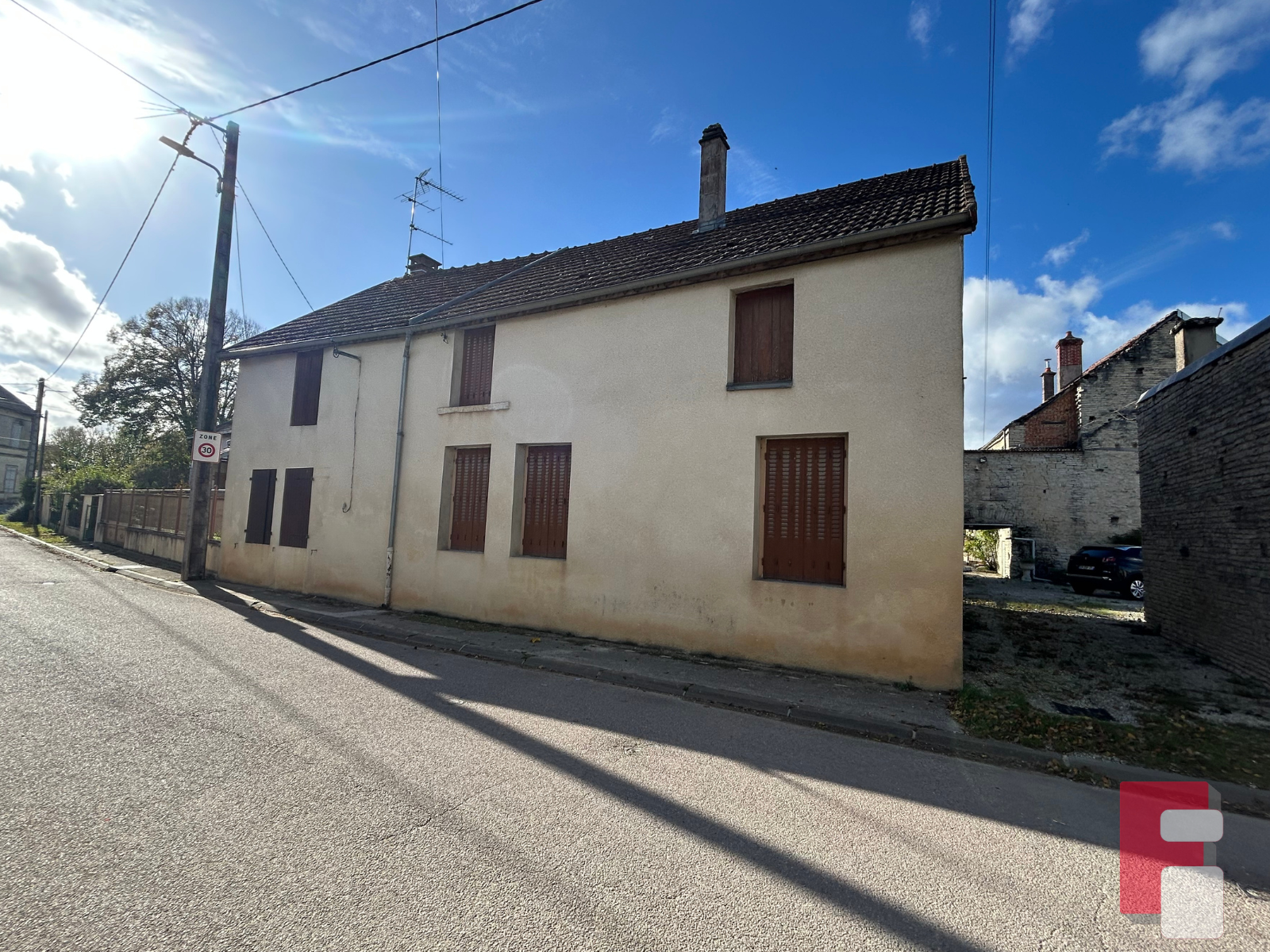 Ancienne maison en pierre à rénover avec dépendances à Gommé